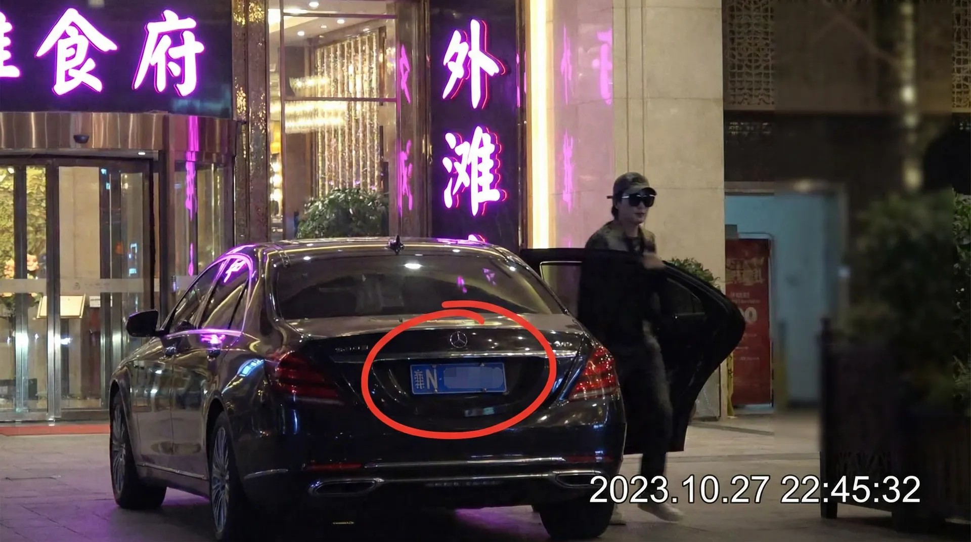 bwin体育平台 - 豪车餐厅外偷拍